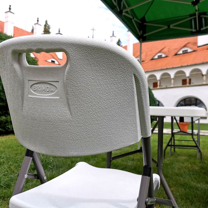 plastikowe składane krzesło